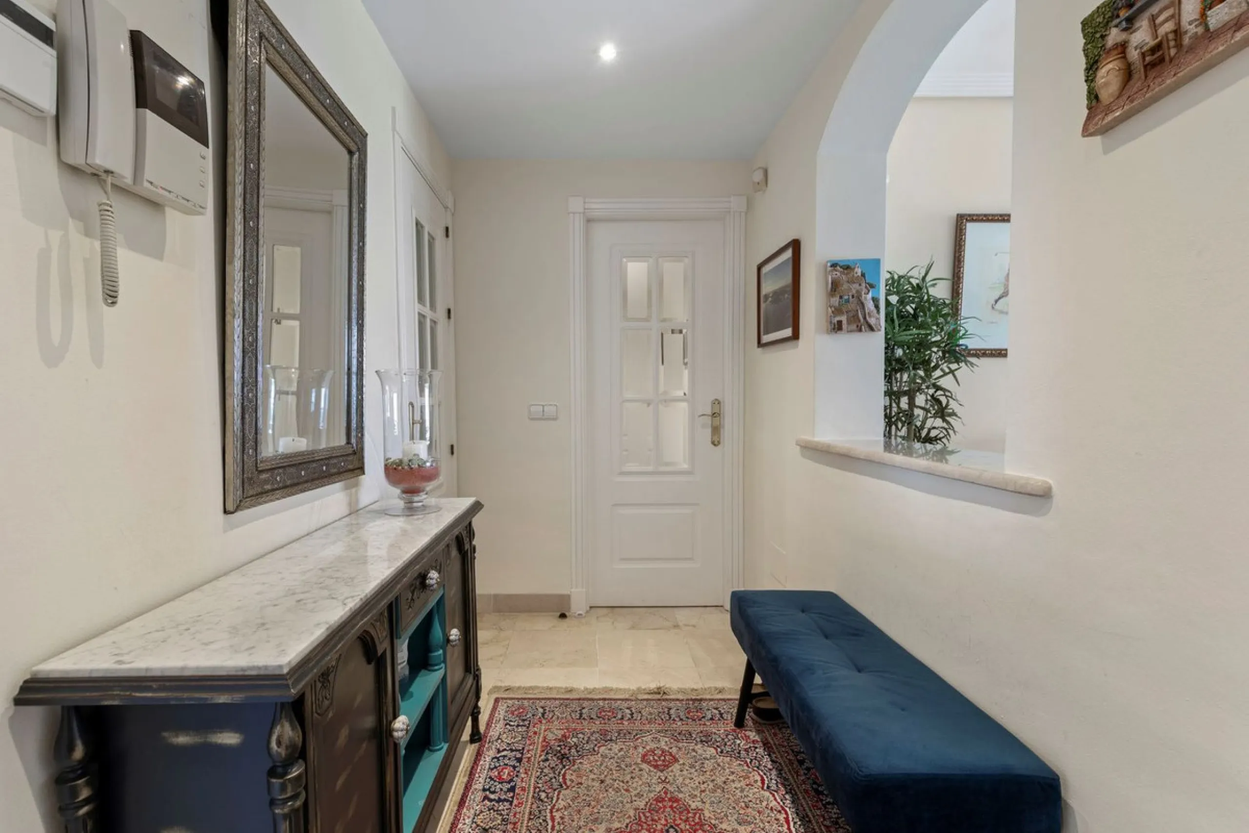 Corner apartment with sea views in Los Pinos, Los Arqueros, Benahavís