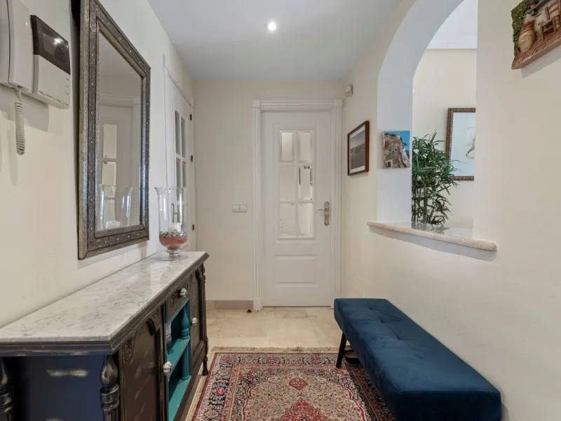 Corner apartment with sea views in Los Pinos, Los Arqueros, Benahavís