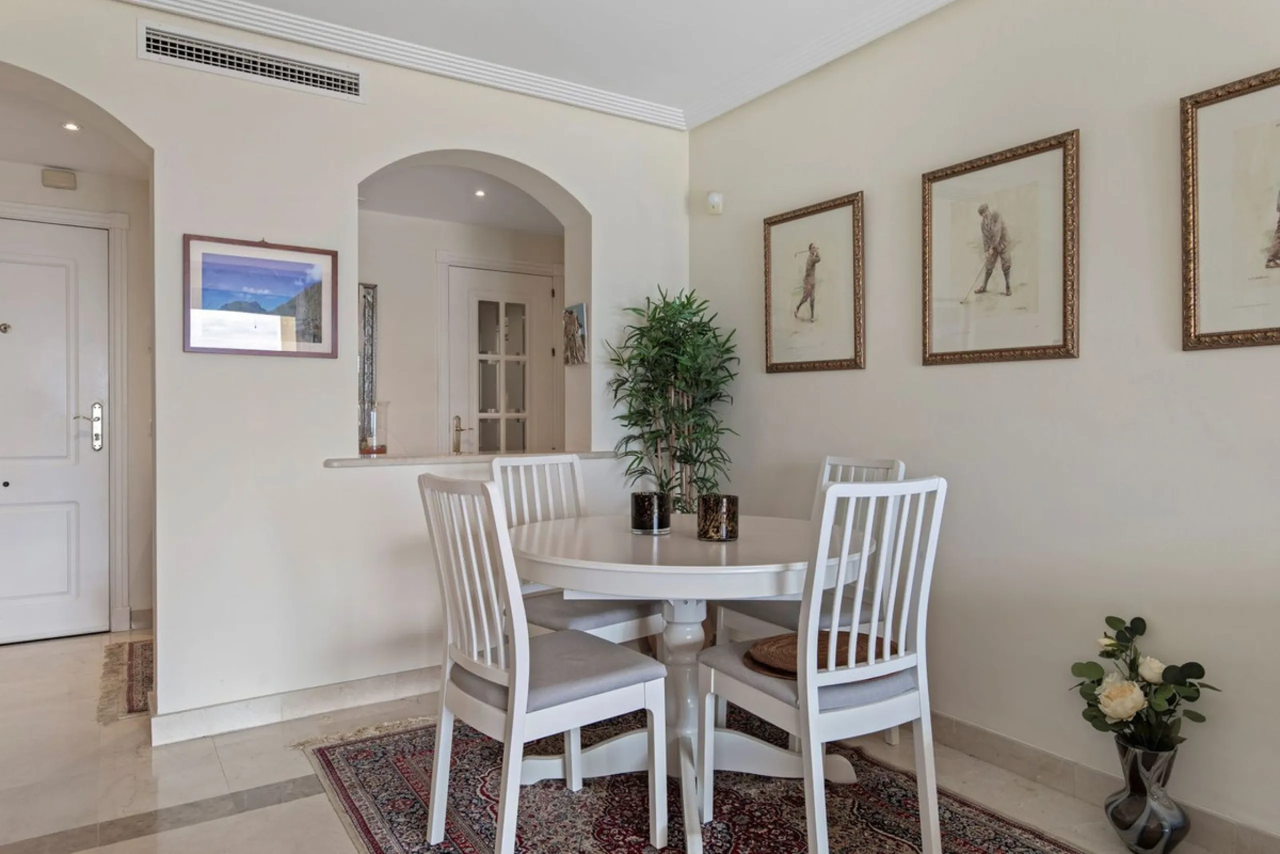 Corner apartment with sea views in Los Pinos, Los Arqueros, Benahavís