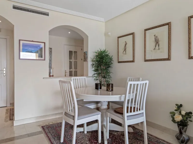 Corner apartment with sea views in Los Pinos, Los Arqueros, Benahavís