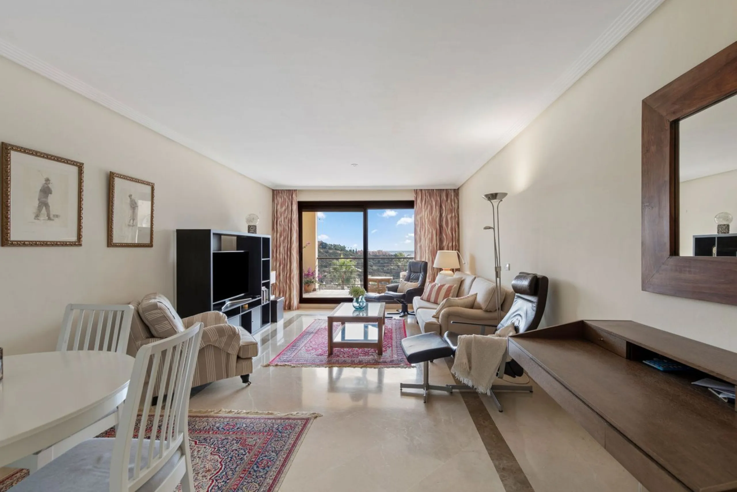 Corner apartment with sea views in Los Pinos, Los Arqueros, Benahavís