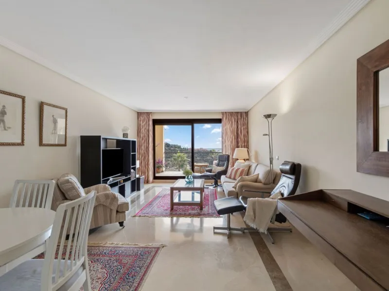 Corner apartment with sea views in Los Pinos, Los Arqueros, Benahavís