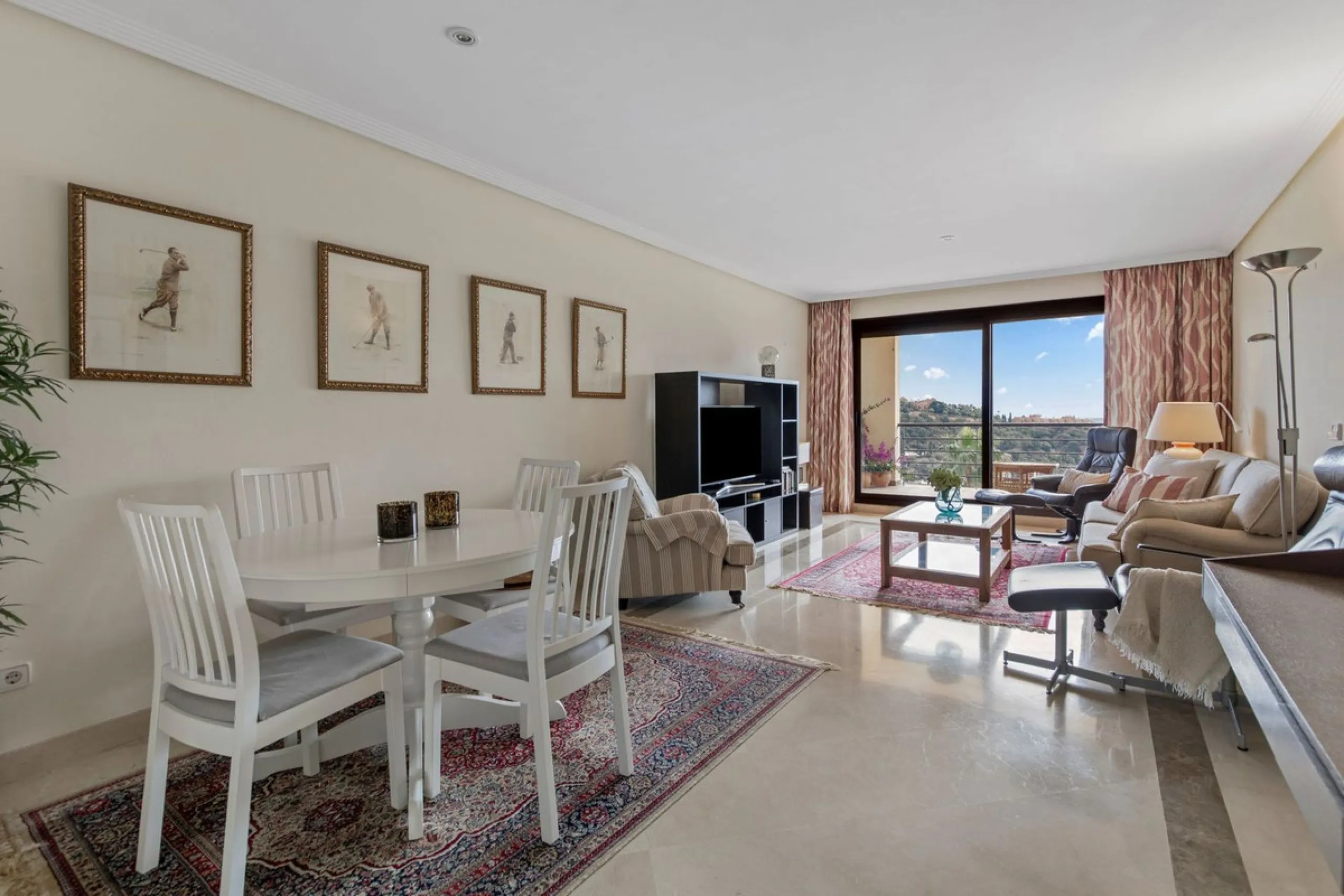 Corner apartment with sea views in Los Pinos, Los Arqueros, Benahavís