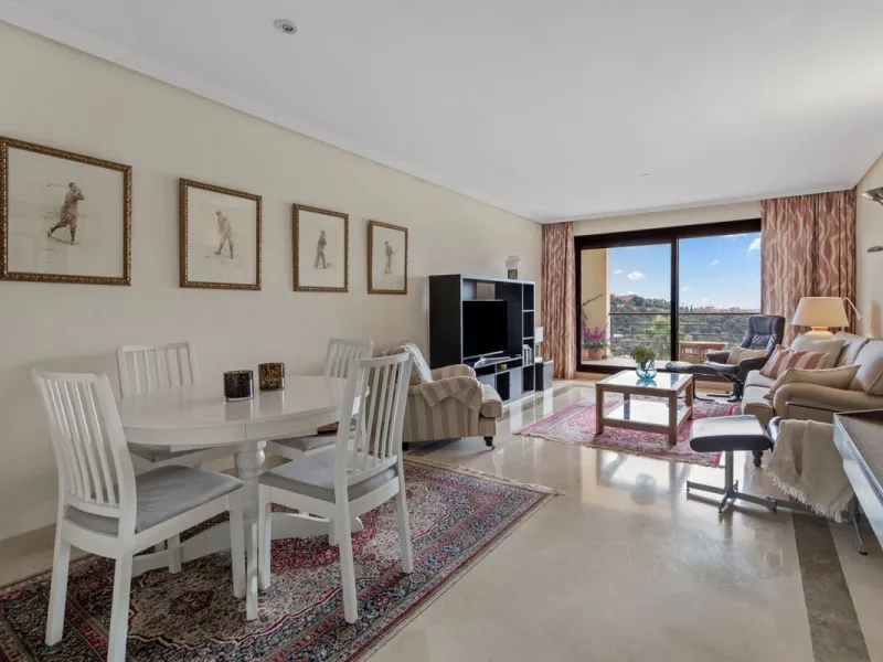 Corner apartment with sea views in Los Pinos, Los Arqueros, Benahavís
