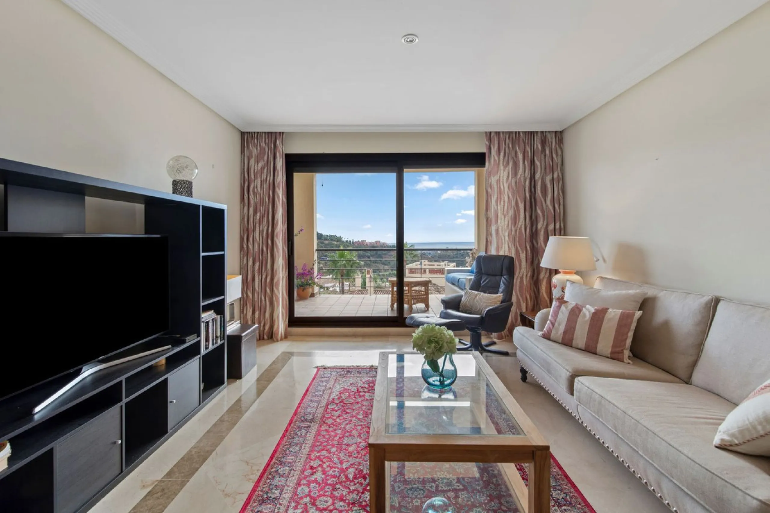 Corner apartment with sea views in Los Pinos, Los Arqueros, Benahavís