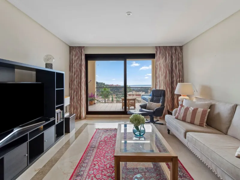 Corner apartment with sea views in Los Pinos, Los Arqueros, Benahavís