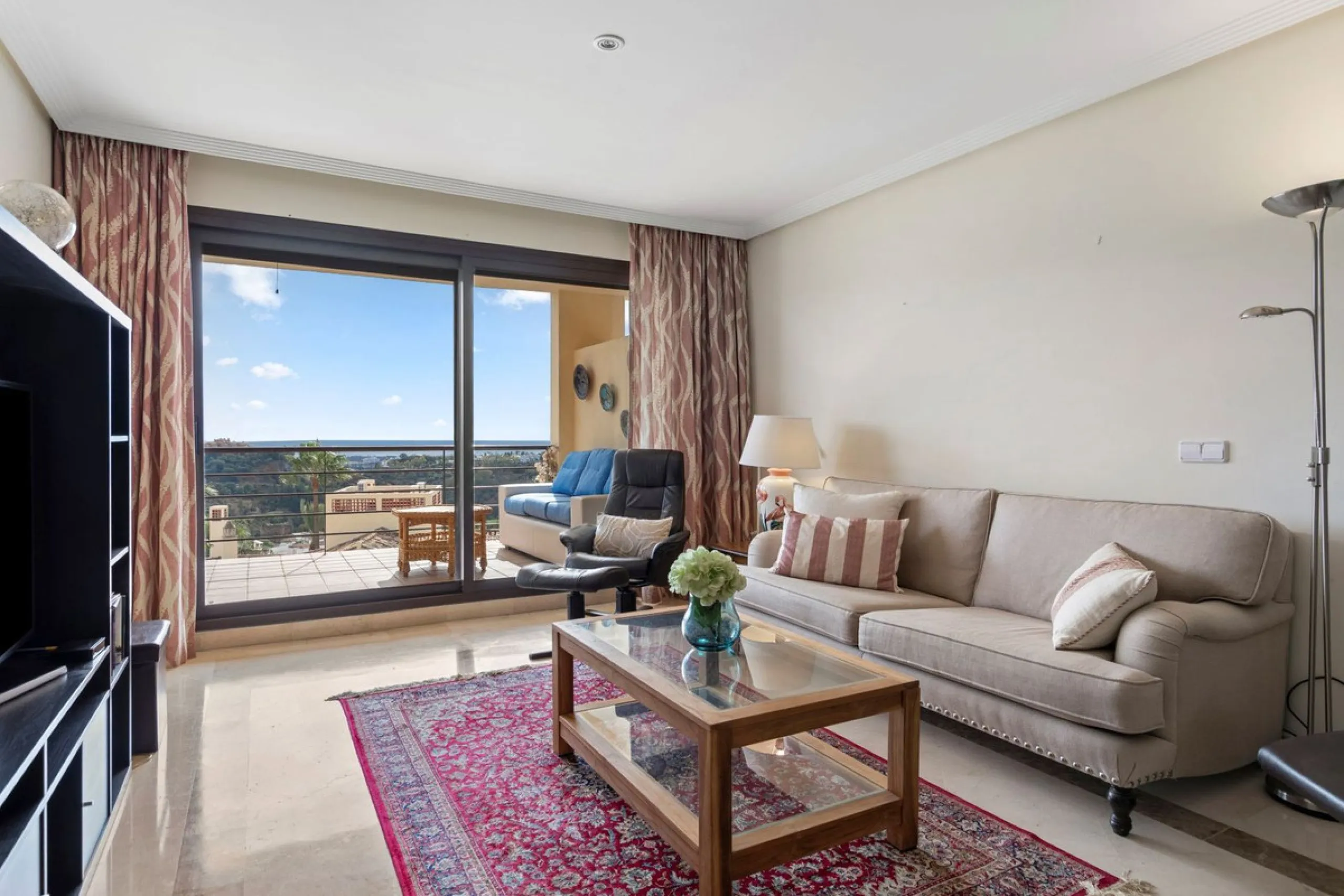 Corner apartment with sea views in Los Pinos, Los Arqueros, Benahavís