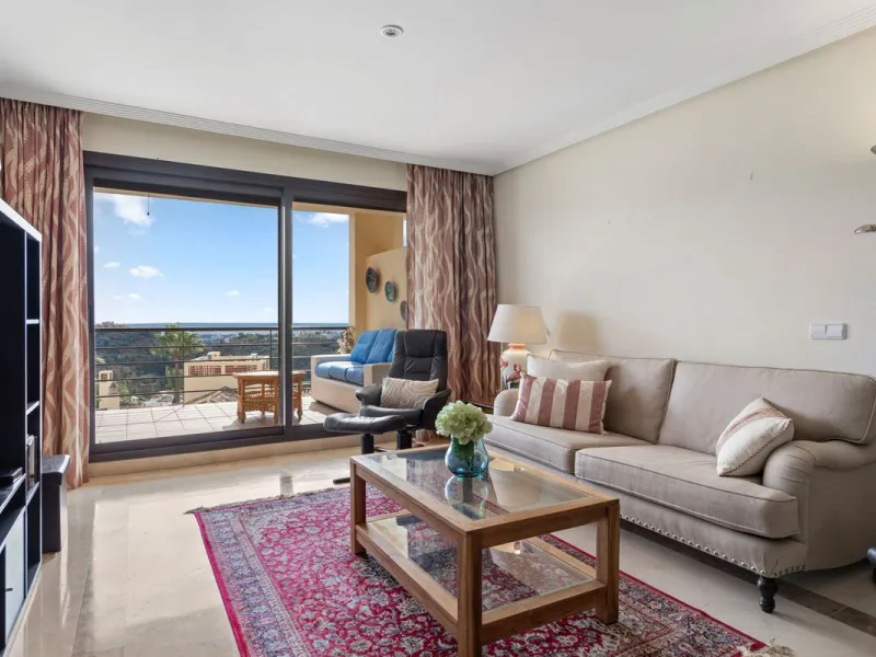 Corner apartment with sea views in Los Pinos, Los Arqueros, Benahavís