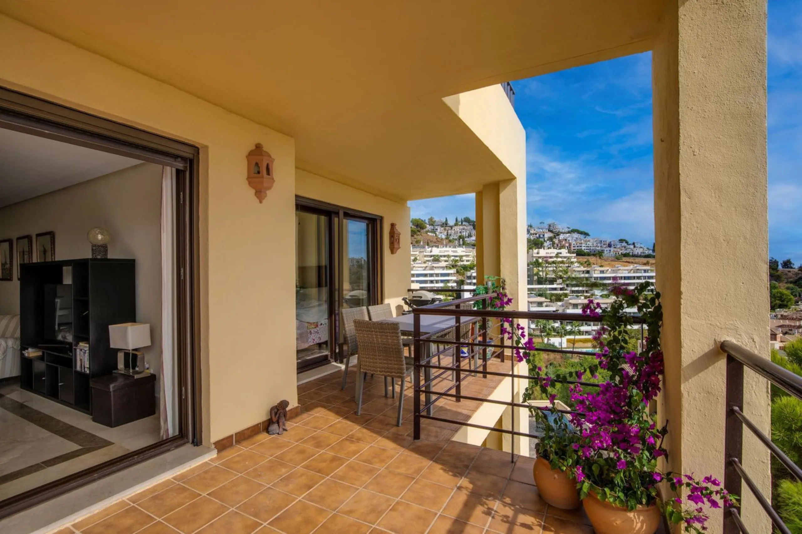 Corner apartment with sea views in Los Pinos, Los Arqueros, Benahavís