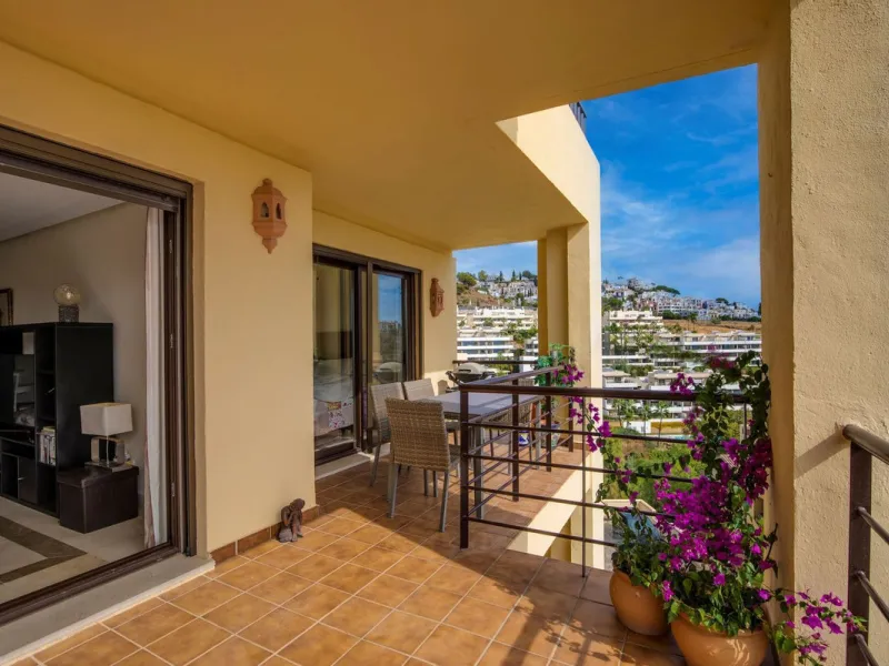 Corner apartment with sea views in Los Pinos, Los Arqueros, Benahavís