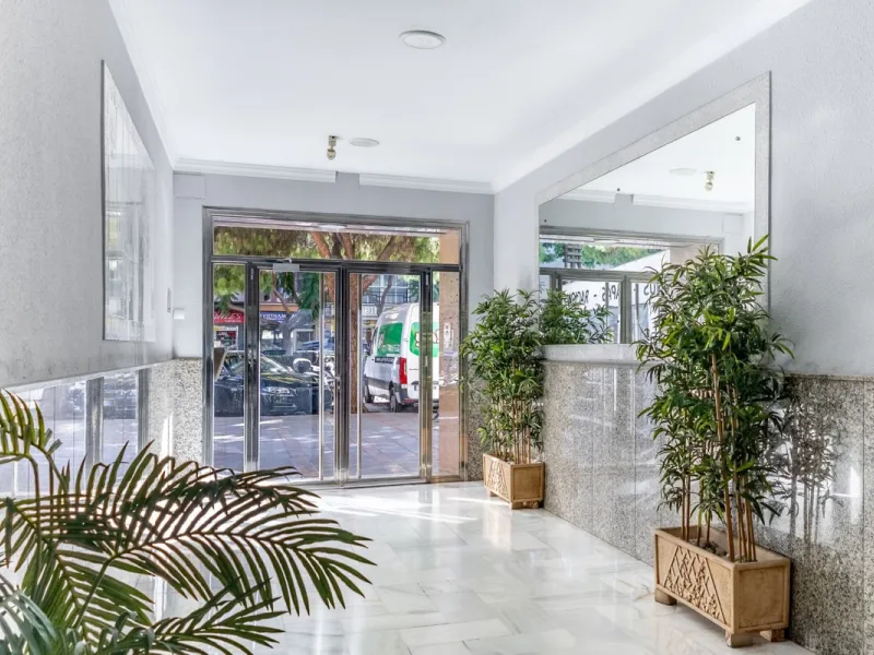 We present an exceptional property due to its dimensions and prime location. Situated on a fifth-floor corner, this generous 234 m² (built) apartment stands out for its brightness, unobstructed views, and a south-facing orientation that guarantees sunligh