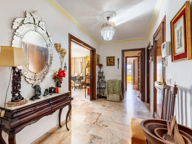 Apartment - Middle Floor Apartment в продаже в Fuengirola, Málaga. В доме 6 спален и 3 ванных комнат. Площадь дома 212 м²