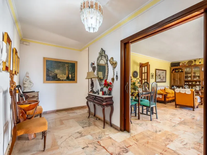 Apartment - Middle Floor Apartment в продаже в Fuengirola, Málaga. В доме 6 спален и 3 ванных комнат. Площадь дома 212 м²