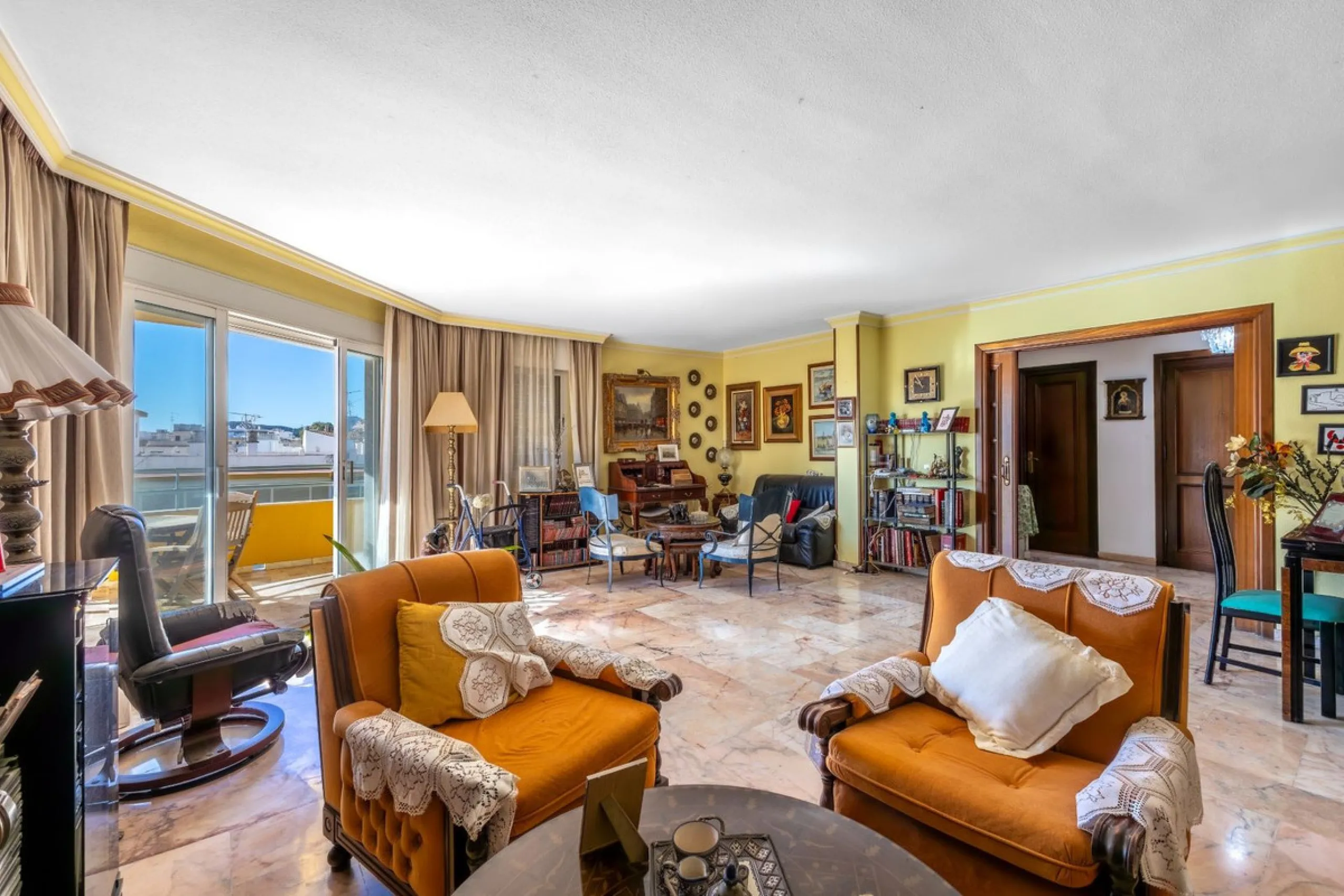 Apartment - Middle Floor Apartment в продаже в Fuengirola, Málaga. В доме 6 спален и 3 ванных комнат. Площадь дома 212 м²