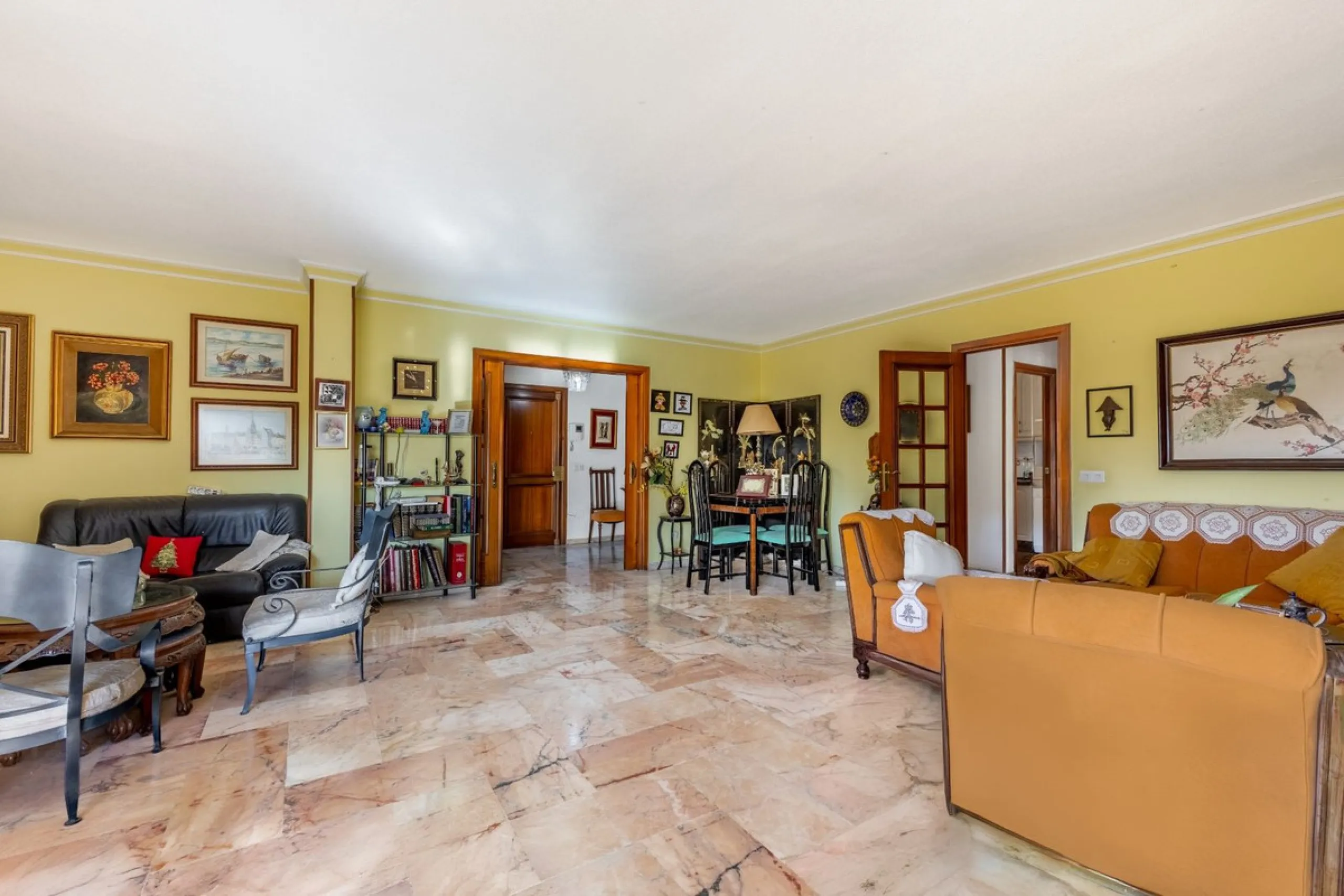 Apartment - Middle Floor Apartment в продаже в Fuengirola, Málaga. В доме 6 спален и 3 ванных комнат. Площадь дома 212 м²