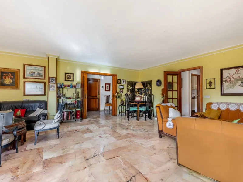 Apartment - Middle Floor Apartment в продаже в Fuengirola, Málaga. В доме 6 спален и 3 ванных комнат. Площадь дома 212 м²