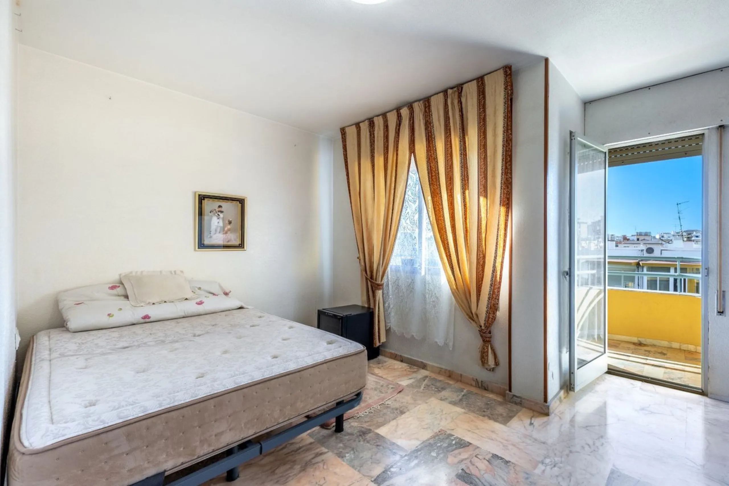 Apartment - Middle Floor Apartment в продаже в Fuengirola, Málaga. В доме 6 спален и 3 ванных комнат. Площадь дома 212 м²