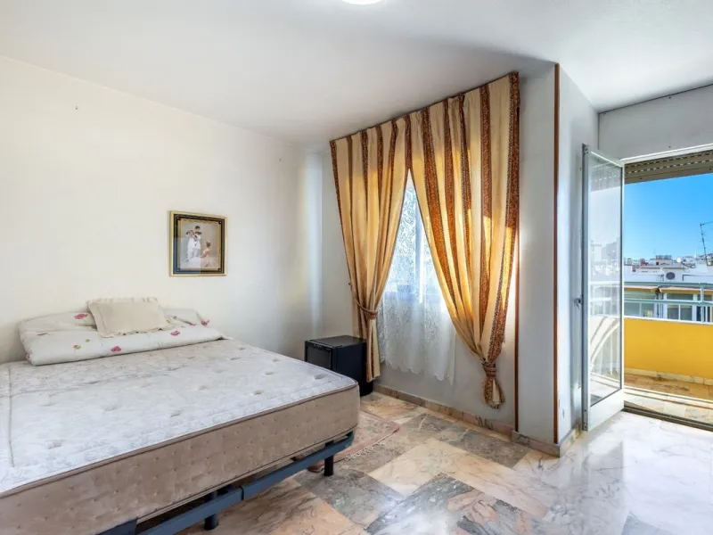 Apartment - Middle Floor Apartment в продаже в Fuengirola, Málaga. В доме 6 спален и 3 ванных комнат. Площадь дома 212 м²