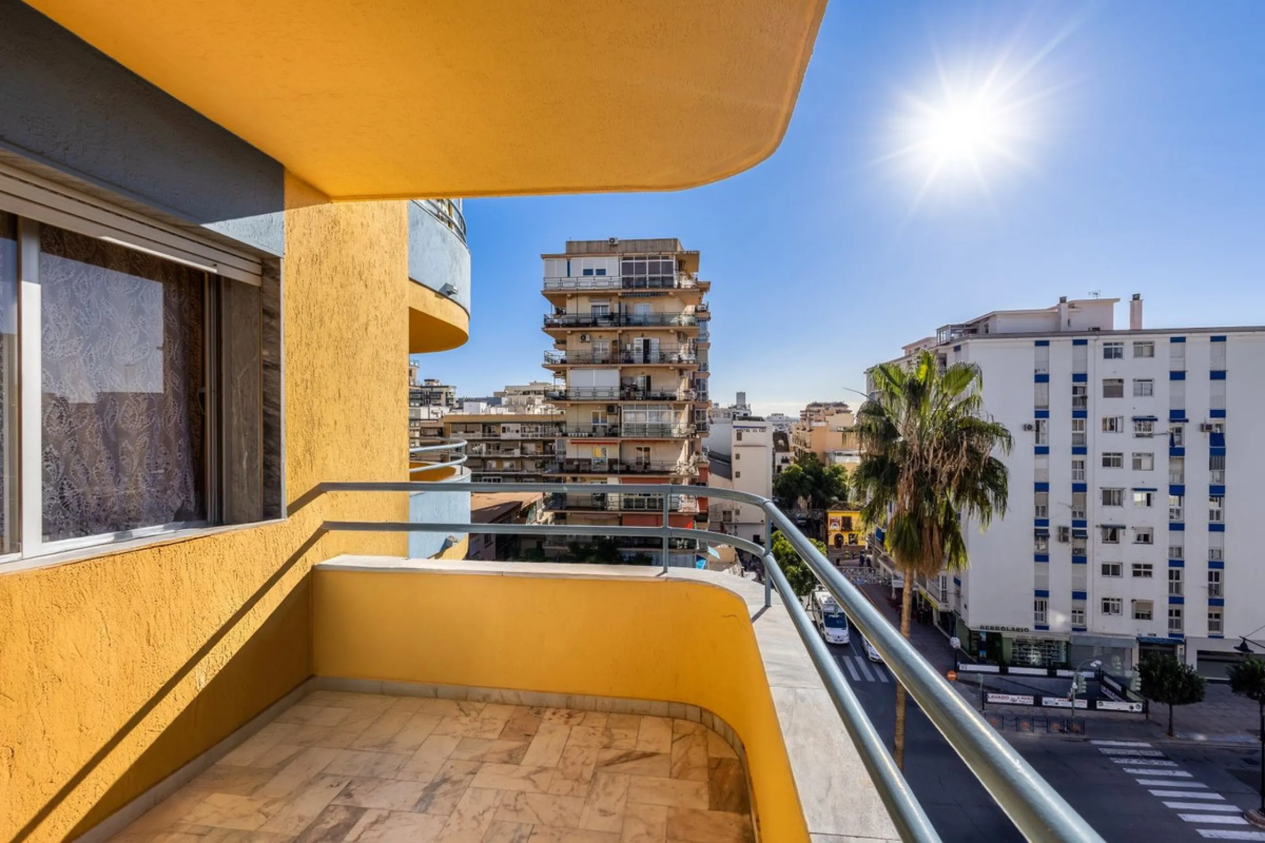 Apartment - Middle Floor Apartment в продаже в Fuengirola, Málaga. В доме 6 спален и 3 ванных комнат. Площадь дома 212 м²