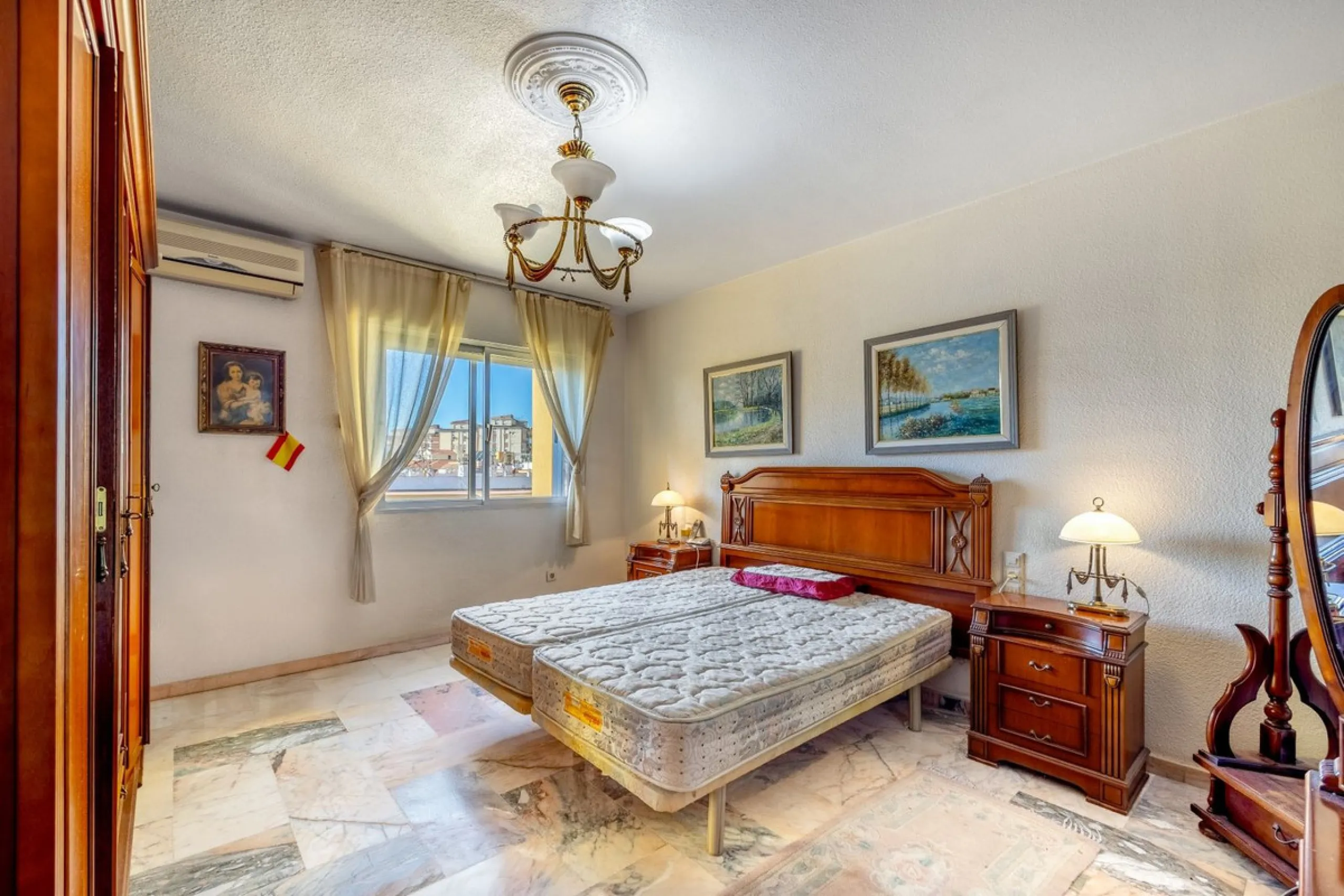 Apartment - Middle Floor Apartment в продаже в Fuengirola, Málaga. В доме 6 спален и 3 ванных комнат. Площадь дома 212 м²