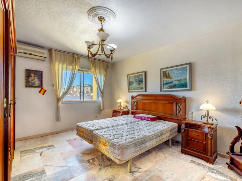 Apartment - Middle Floor Apartment в продаже в Fuengirola, Málaga. В доме 6 спален и 3 ванных комнат. Площадь дома 212 м²