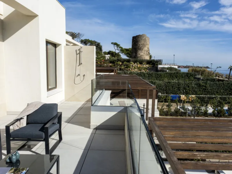 *** Spectacular Luxury Detached Villa on The New Golden Mile, Estepona *** Corner: Maximum Privacy *** 5 Bedrooms and 4 Bathrooms *** Spacious Terraces *** Private Garden with Jacuzzi and Swimming Pool *** BAsement with Windows and Bathroom *** Beachfront