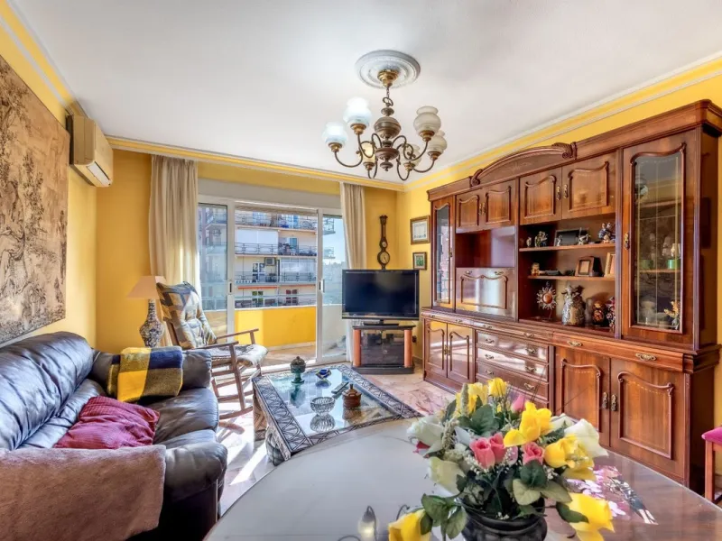 Apartment - Middle Floor Apartment в продаже в Fuengirola, Málaga. В доме 6 спален и 3 ванных комнат. Площадь дома 212 м²
