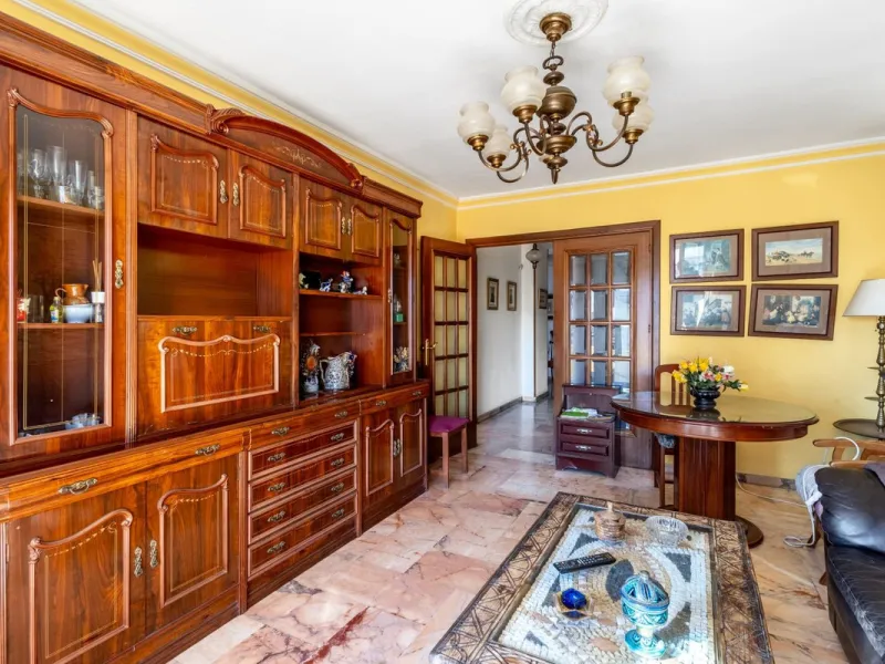 Apartment - Middle Floor Apartment в продаже в Fuengirola, Málaga. В доме 6 спален и 3 ванных комнат. Площадь дома 212 м²