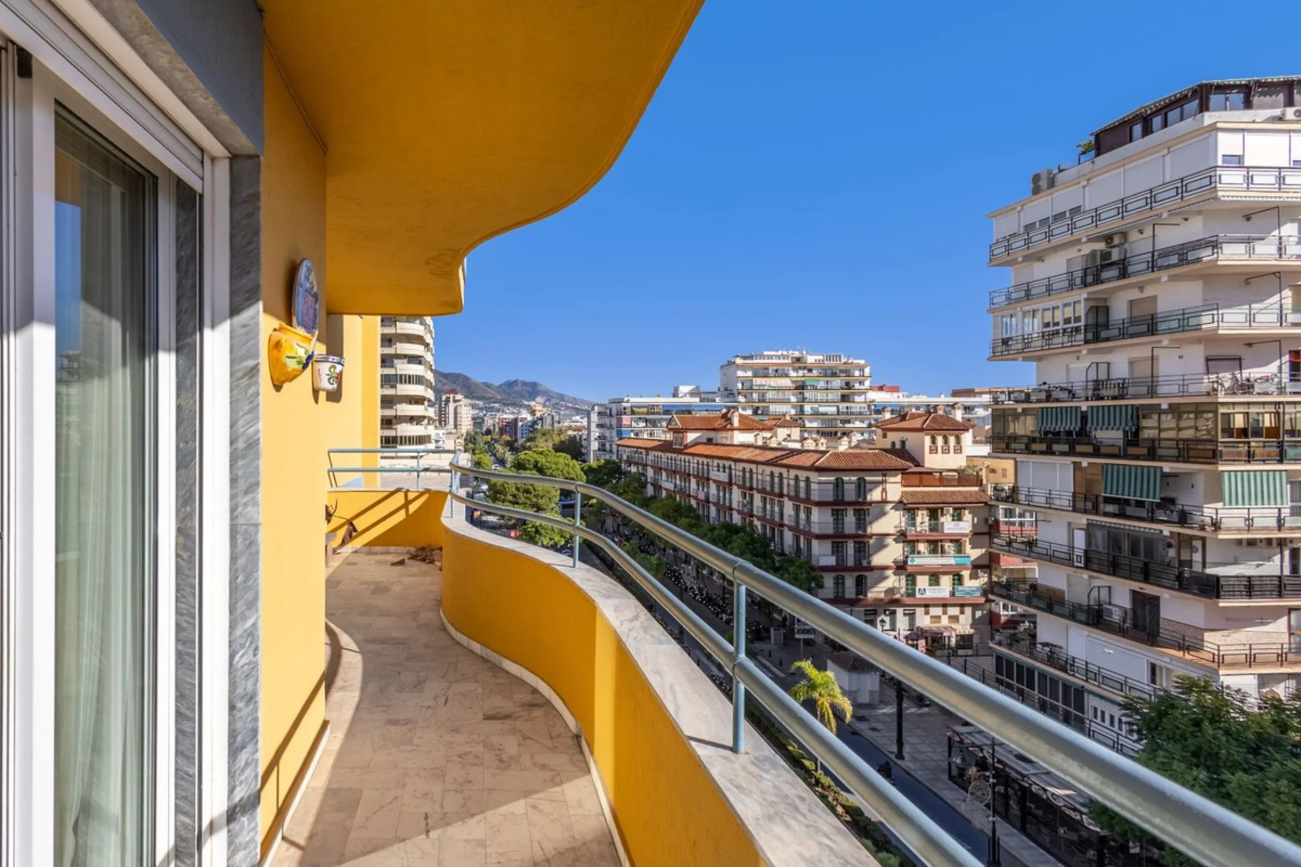 Apartment - Middle Floor Apartment в продаже в Fuengirola, Málaga. В доме 6 спален и 3 ванных комнат. Площадь дома 212 м²