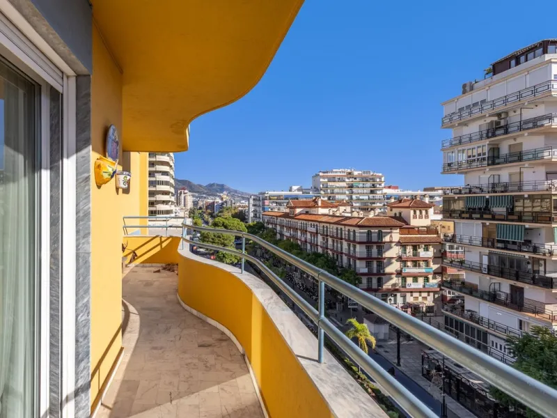 Apartment - Middle Floor Apartment в продаже в Fuengirola, Málaga. В доме 6 спален и 3 ванных комнат. Площадь дома 212 м²