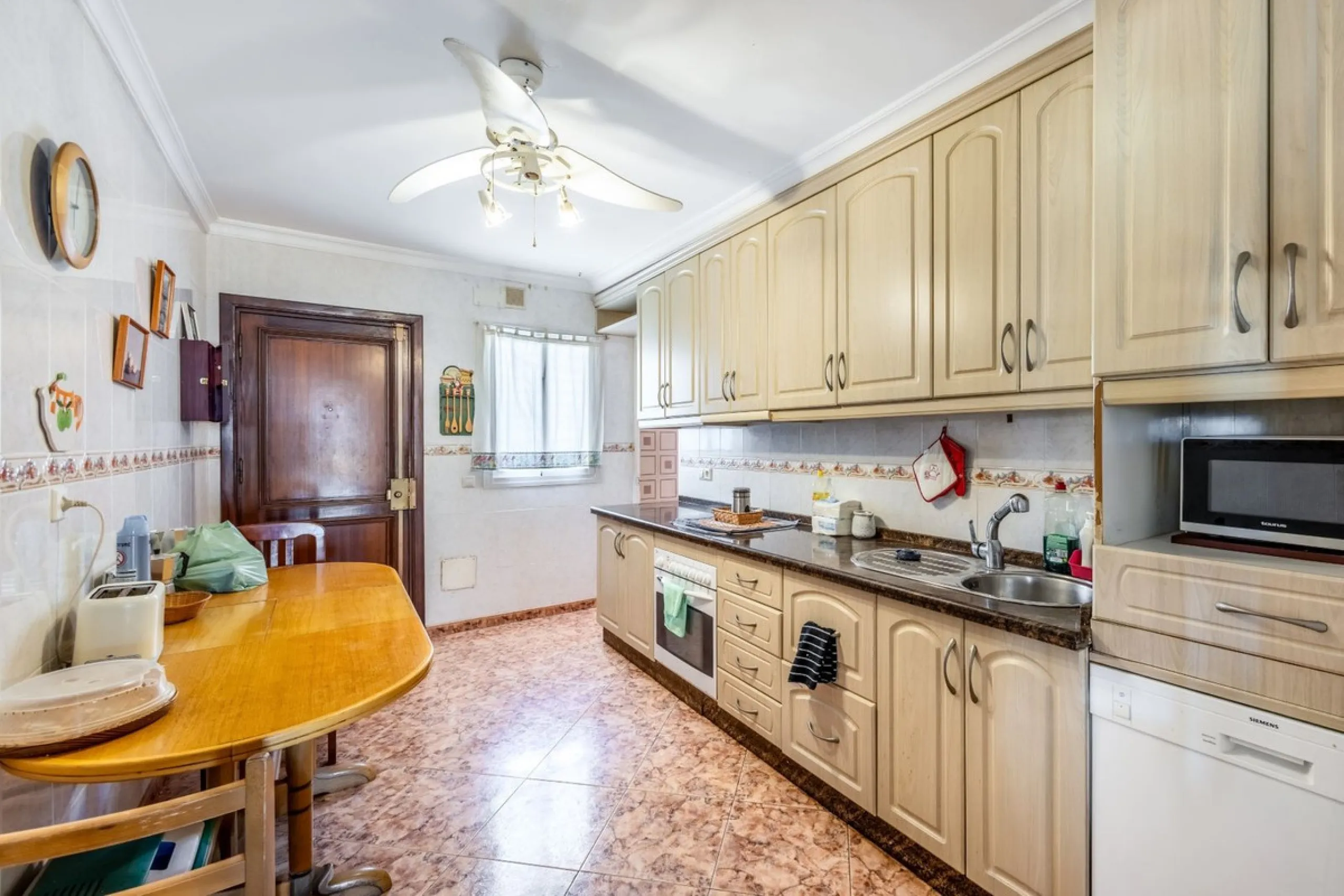 Apartment - Middle Floor Apartment в продаже в Fuengirola, Málaga. В доме 6 спален и 3 ванных комнат. Площадь дома 212 м²