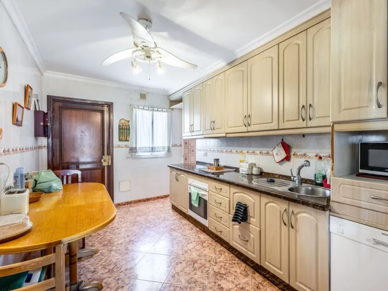 Apartment - Middle Floor Apartment в продаже в Fuengirola, Málaga. В доме 6 спален и 3 ванных комнат. Площадь дома 212 м²