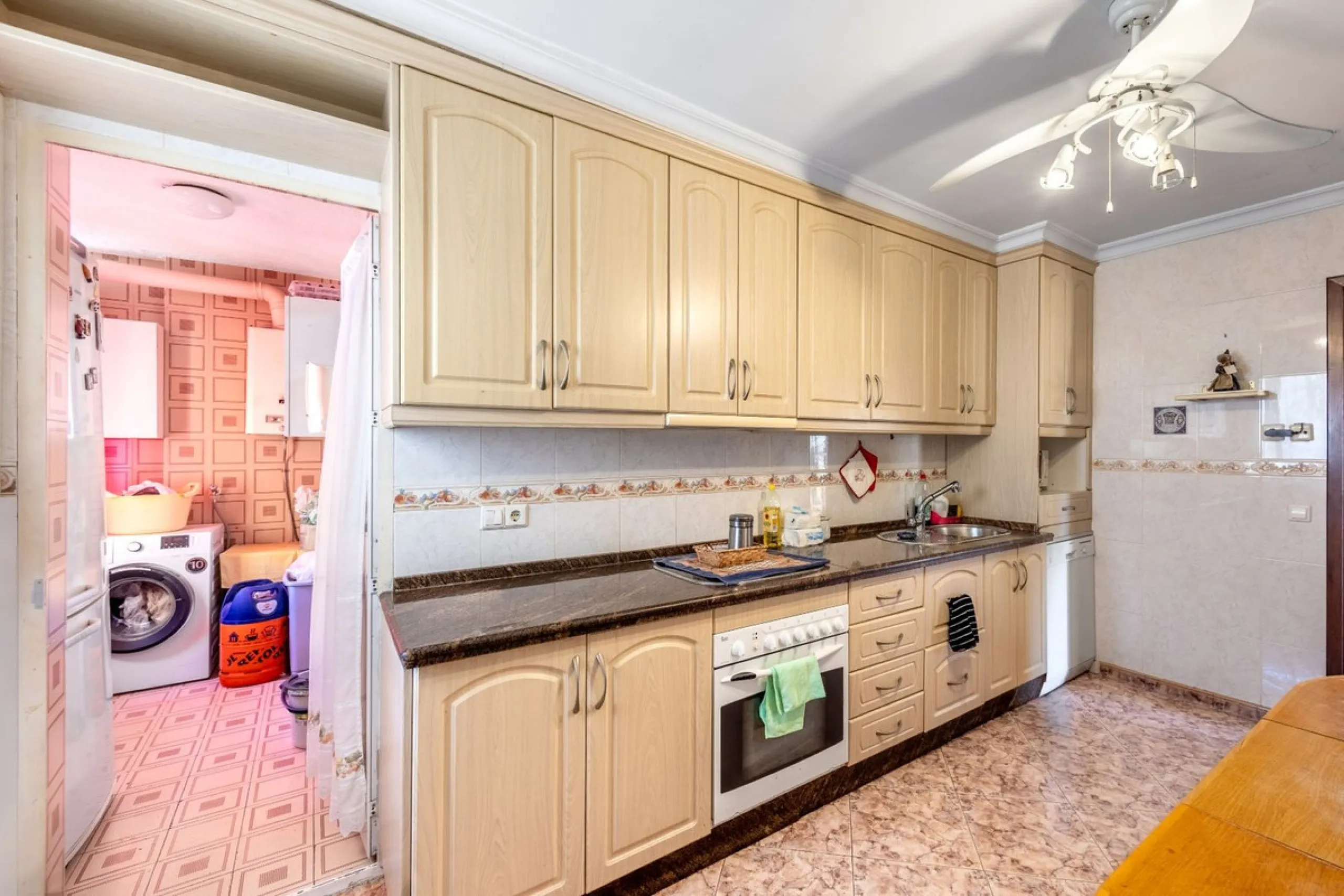 Apartment - Middle Floor Apartment в продаже в Fuengirola, Málaga. В доме 6 спален и 3 ванных комнат. Площадь дома 212 м²