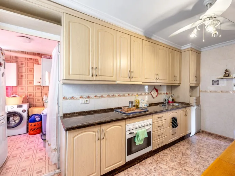 Apartment - Middle Floor Apartment в продаже в Fuengirola, Málaga. В доме 6 спален и 3 ванных комнат. Площадь дома 212 м²