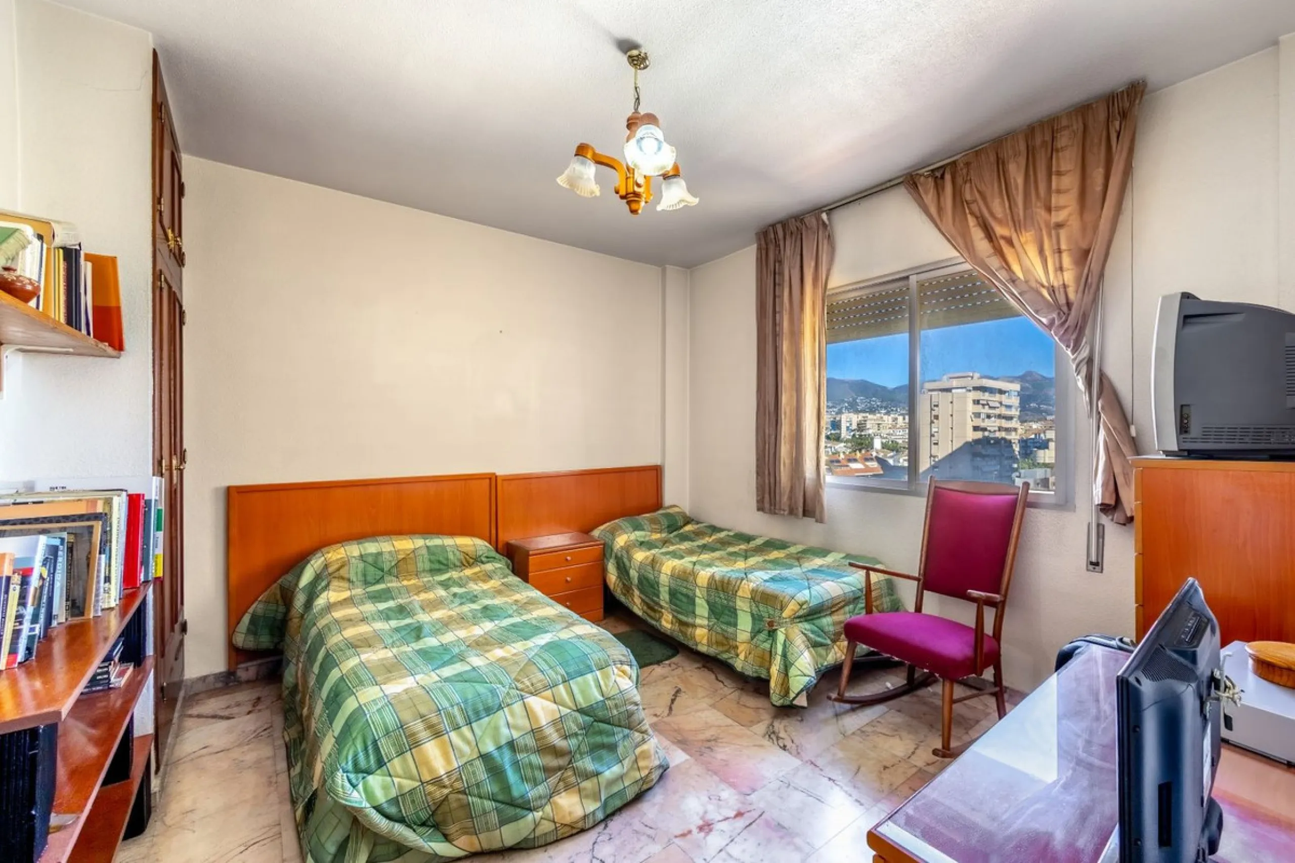 Apartment - Middle Floor Apartment в продаже в Fuengirola, Málaga. В доме 6 спален и 3 ванных комнат. Площадь дома 212 м²