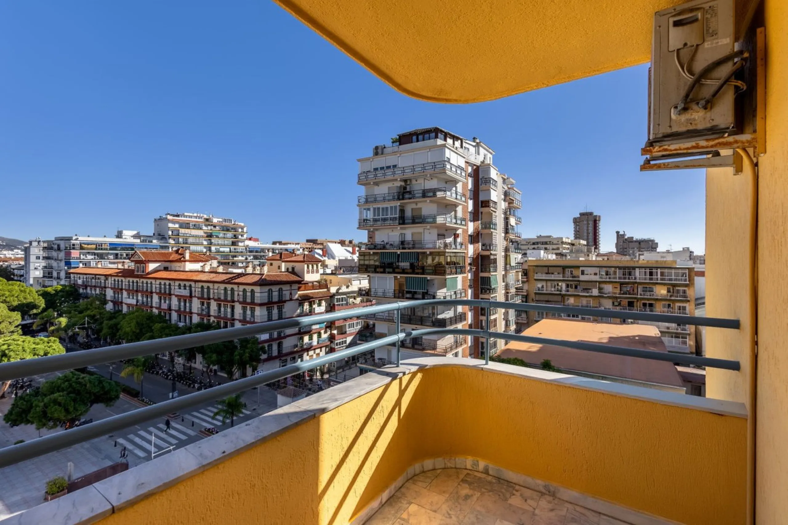 Apartment - Middle Floor Apartment в продаже в Fuengirola, Málaga. В доме 6 спален и 3 ванных комнат. Площадь дома 212 м²