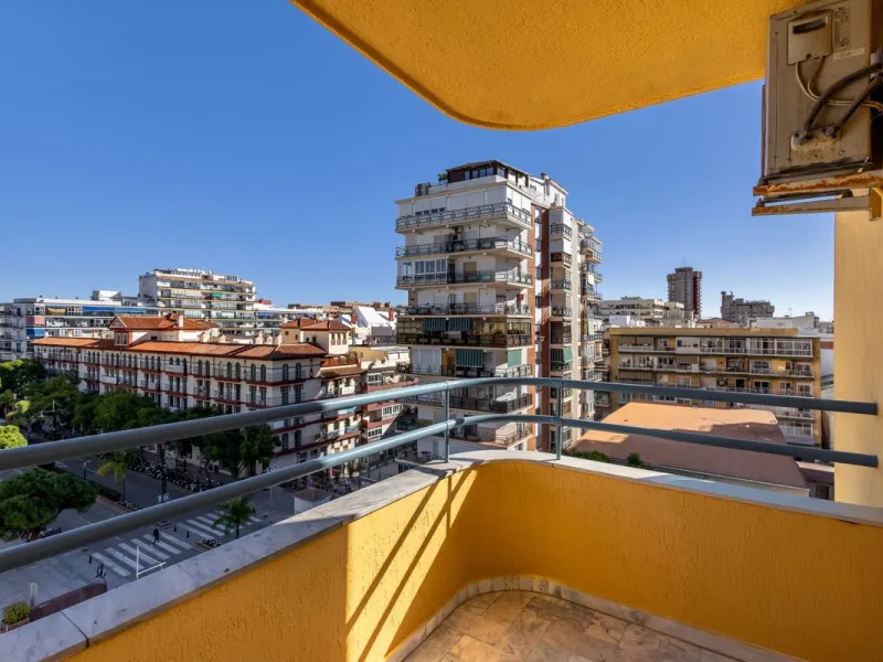 Apartment - Middle Floor Apartment в продаже в Fuengirola, Málaga. В доме 6 спален и 3 ванных комнат. Площадь дома 212 м²