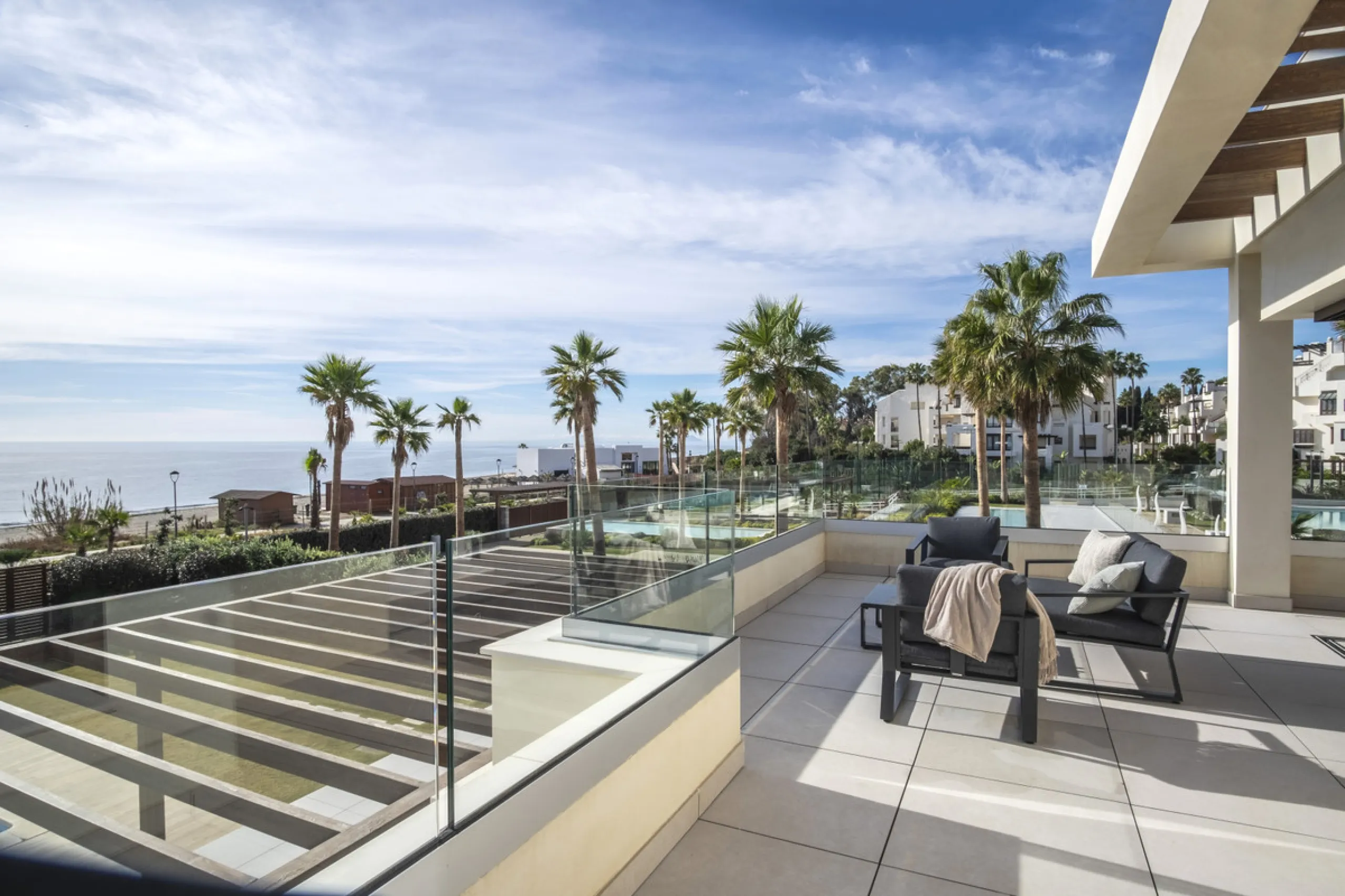*** Spectacular Luxury Detached Villa on The New Golden Mile, Estepona *** Corner: Maximum Privacy *** 5 Bedrooms and 4 Bathrooms *** Spacious Terraces *** Private Garden with Jacuzzi and Swimming Pool *** BAsement with Windows and Bathroom *** Beachfront