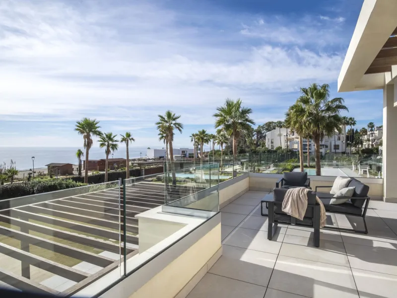 *** Spectacular Luxury Detached Villa on The New Golden Mile, Estepona *** Corner: Maximum Privacy *** 5 Bedrooms and 4 Bathrooms *** Spacious Terraces *** Private Garden with Jacuzzi and Swimming Pool *** BAsement with Windows and Bathroom *** Beachfront
