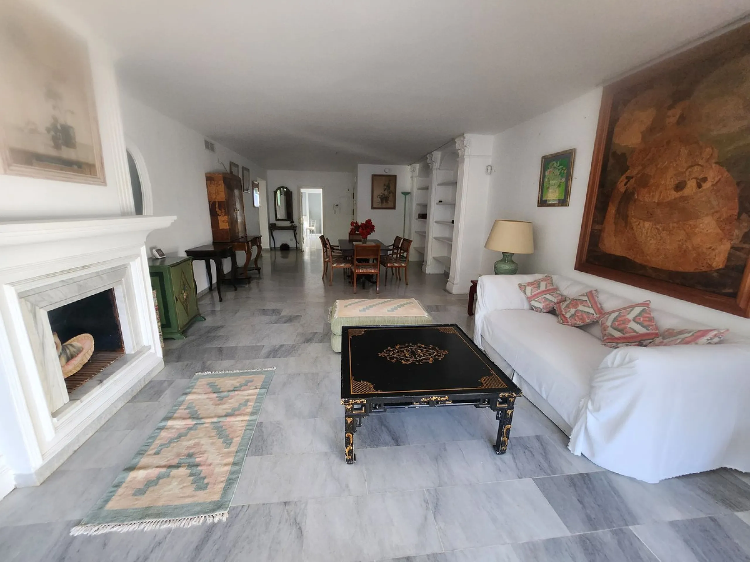 Large duplex penthouse apartment located in one of the most sought-after developments in Guadalmina Baja, Alhambradel Golf 1, offering a unique setting surrounded by lush tropical gardens and paddle tennis courts. The community has an exceptional pool com