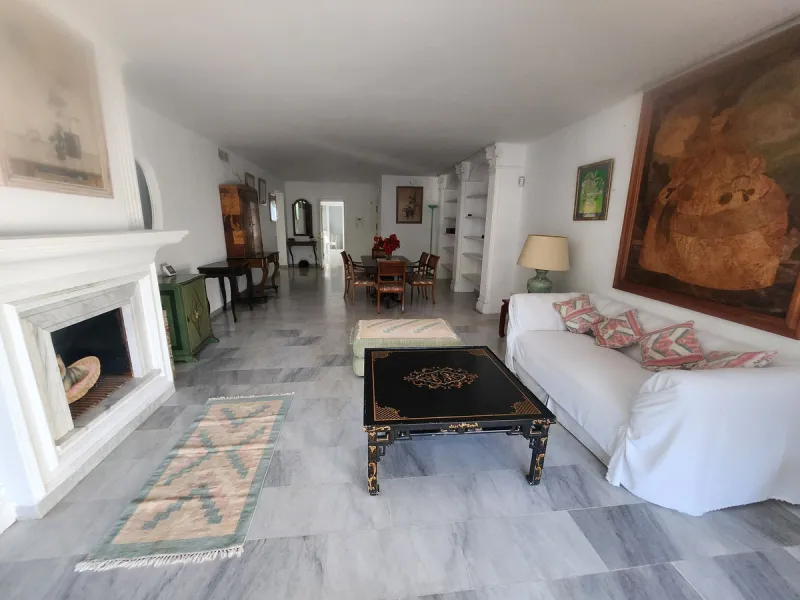 Large duplex penthouse apartment located in one of the most sought-after developments in Guadalmina Baja, Alhambradel Golf 1, offering a unique setting surrounded by lush tropical gardens and paddle tennis courts. The community has an exceptional pool com