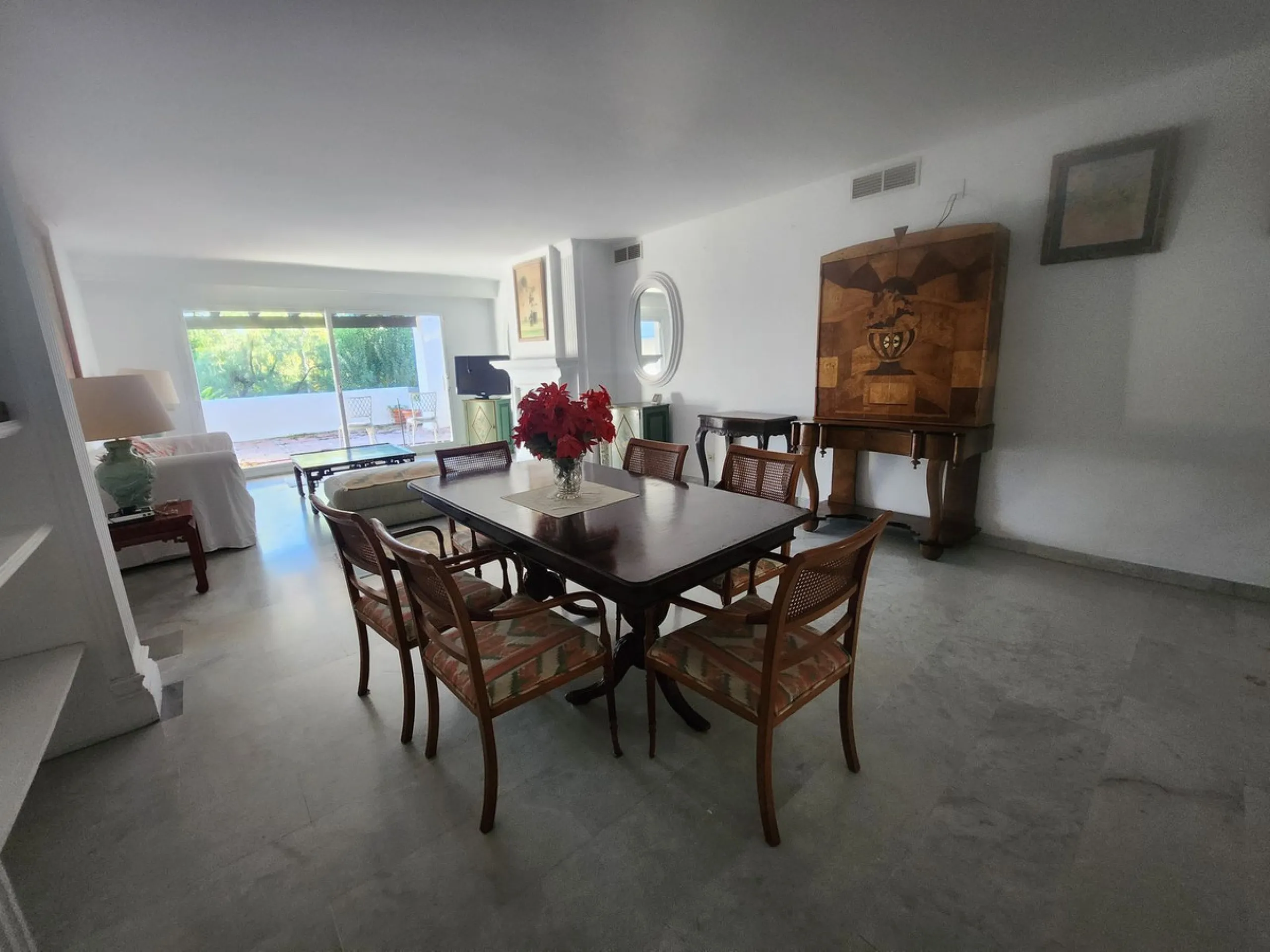 Large duplex penthouse apartment located in one of the most sought-after developments in Guadalmina Baja, Alhambradel Golf 1, offering a unique setting surrounded by lush tropical gardens and paddle tennis courts. The community has an exceptional pool com