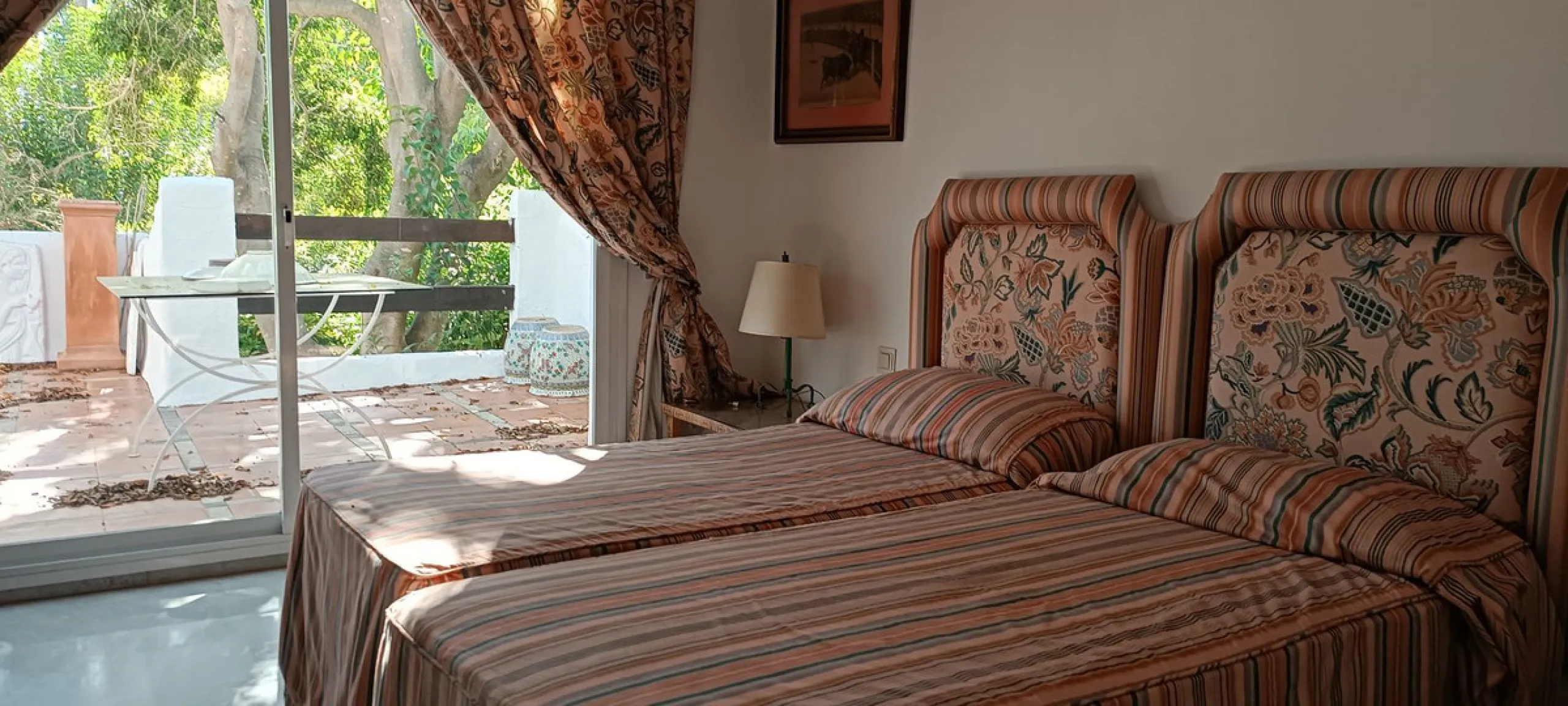 Large duplex penthouse apartment located in one of the most sought-after developments in Guadalmina Baja, Alhambradel Golf 1, offering a unique setting surrounded by lush tropical gardens and paddle tennis courts. The community has an exceptional pool com