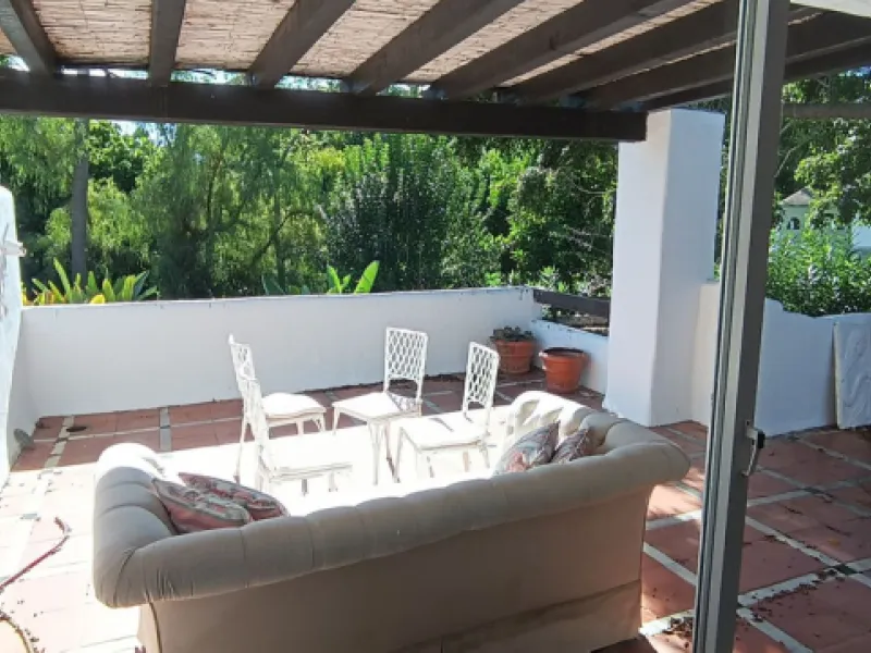 Large duplex penthouse apartment located in one of the most sought-after developments in Guadalmina Baja, Alhambradel Golf 1, offering a unique setting surrounded by lush tropical gardens and paddle tennis courts. The community has an exceptional pool com