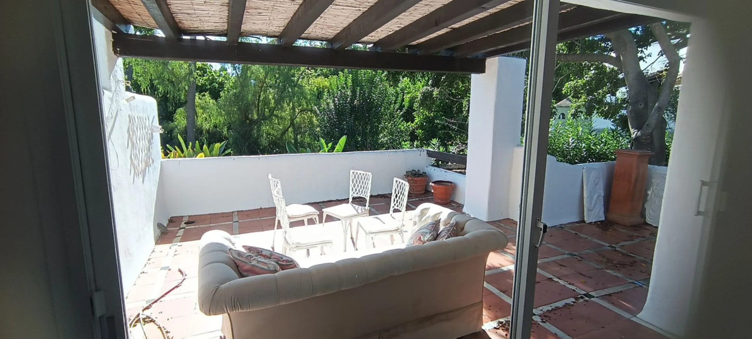 Large duplex penthouse apartment located in one of the most sought-after developments in Guadalmina Baja, Alhambradel Golf 1, offering a unique setting surrounded by lush tropical gardens and paddle tennis courts. The community has an exceptional pool com