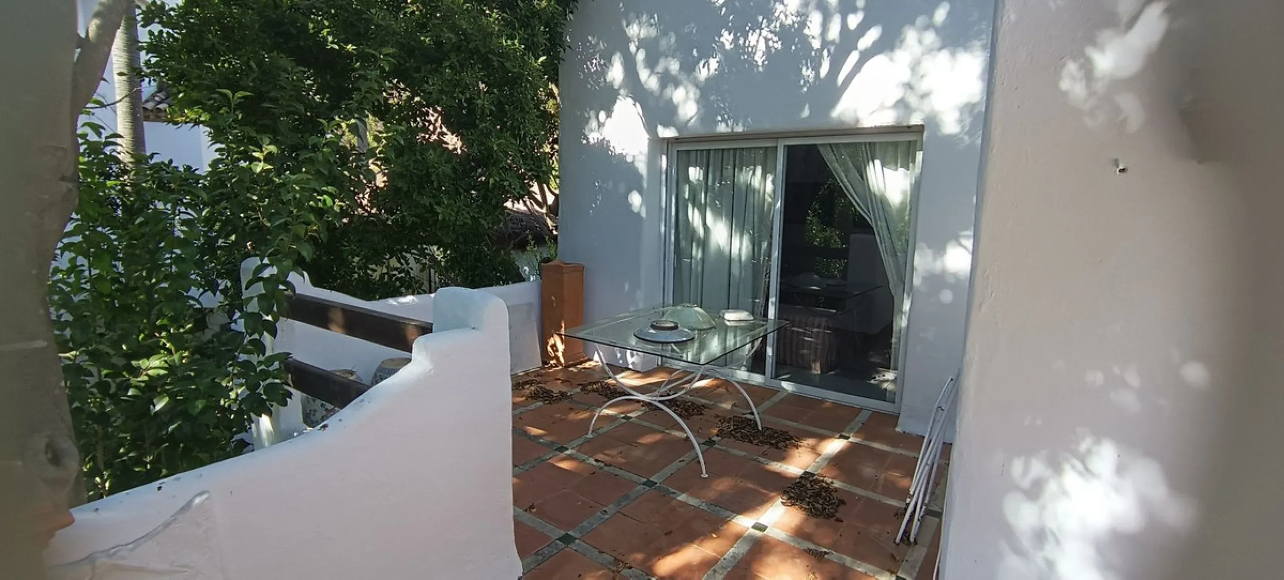 Large duplex penthouse apartment located in one of the most sought-after developments in Guadalmina Baja, Alhambradel Golf 1, offering a unique setting surrounded by lush tropical gardens and paddle tennis courts. The community has an exceptional pool com