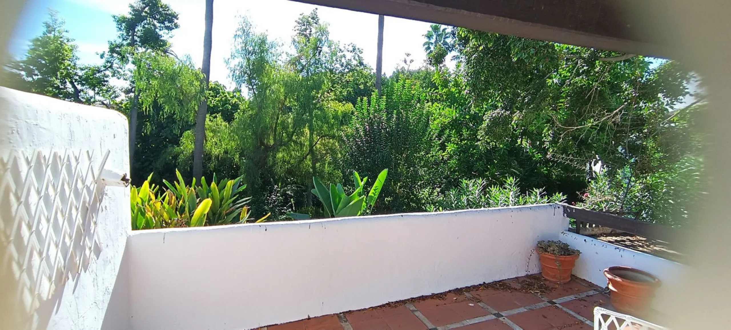 Large duplex penthouse apartment located in one of the most sought-after developments in Guadalmina Baja, Alhambradel Golf 1, offering a unique setting surrounded by lush tropical gardens and paddle tennis courts. The community has an exceptional pool com