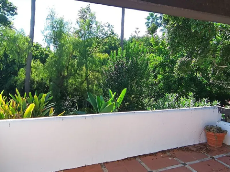 Large duplex penthouse apartment located in one of the most sought-after developments in Guadalmina Baja, Alhambradel Golf 1, offering a unique setting surrounded by lush tropical gardens and paddle tennis courts. The community has an exceptional pool com