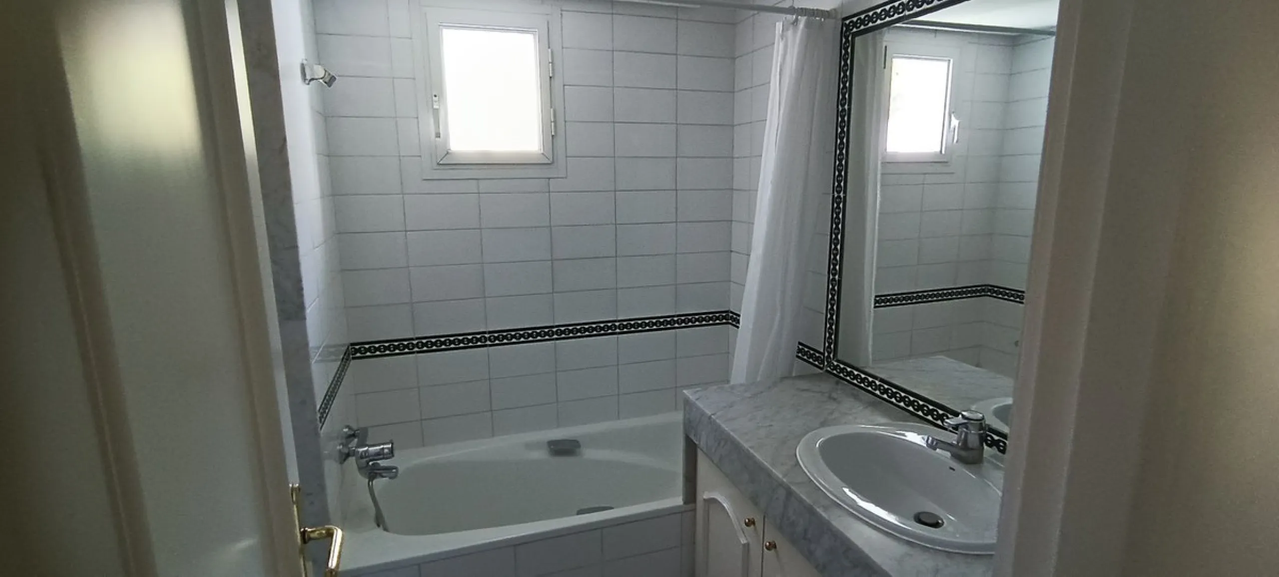Large duplex penthouse apartment located in one of the most sought-after developments in Guadalmina Baja, Alhambradel Golf 1, offering a unique setting surrounded by lush tropical gardens and paddle tennis courts. The community has an exceptional pool com