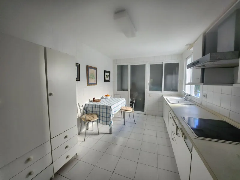 Large duplex penthouse apartment located in one of the most sought-after developments in Guadalmina Baja, Alhambradel Golf 1, offering a unique setting surrounded by lush tropical gardens and paddle tennis courts. The community has an exceptional pool com